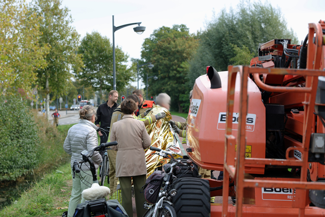 Fietser belandt in sloot langs Halve Zolenpad, werklieden schieten te hulp