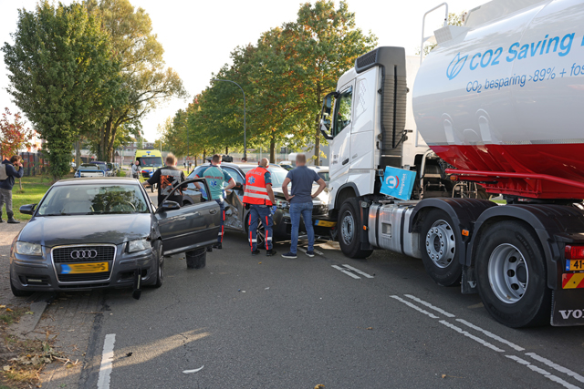 Twee gewonden bij botsing met tankwagen op Sluisweg Waalwijk