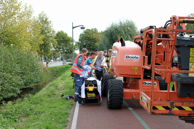Fietser belandt in sloot langs Halve Zolenpad, werklieden schieten te hulp