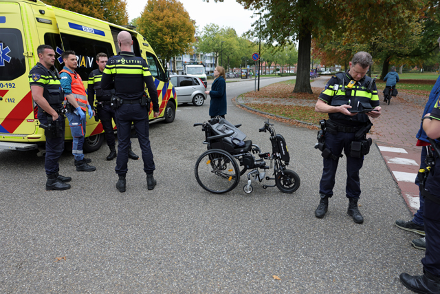 Vrouw in elektrische rolstoel lichtgewond bij aanrijding in Waalwijk