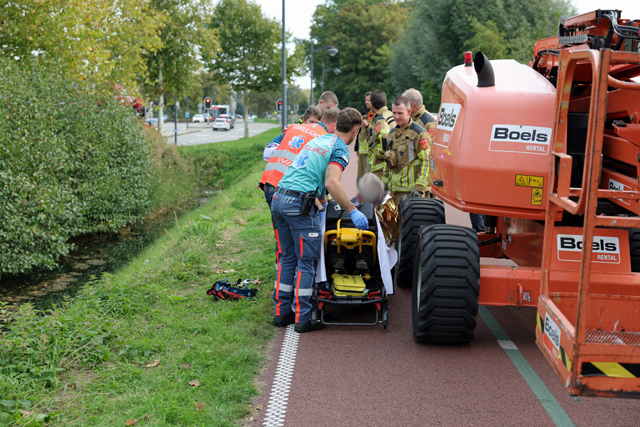 Fietser belandt in sloot langs Halve Zolenpad, werklieden schieten te hulp