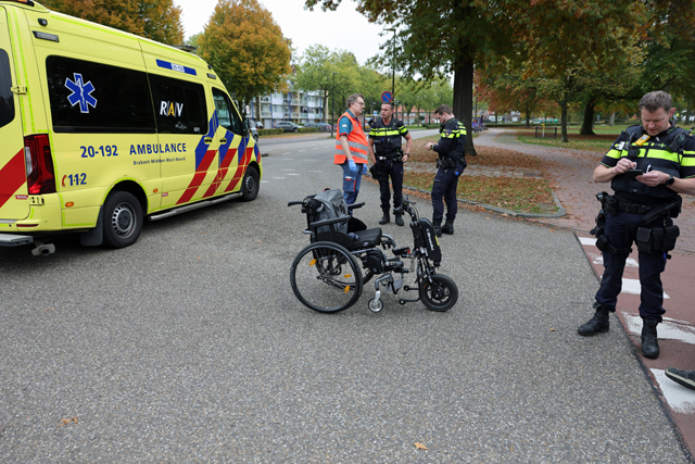 Vrouw in elektrische rolstoel lichtgewond bij aanrijding in Waalwijk