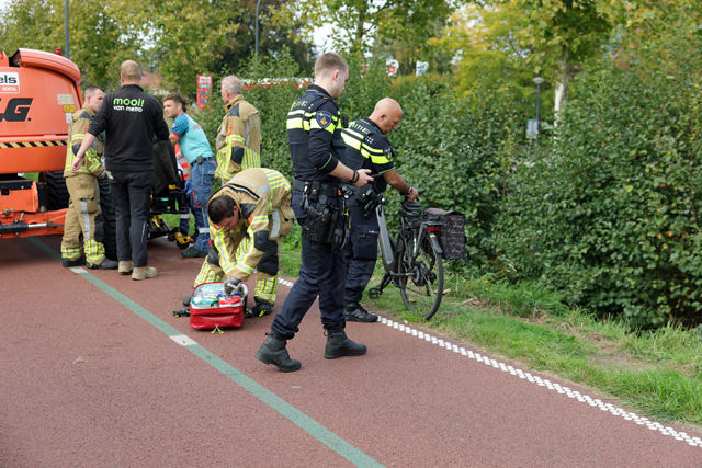 Fietser belandt in sloot langs Halve Zolenpad, werklieden schieten te hulp