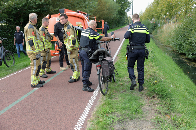 Fietser belandt in sloot langs Halve Zolenpad, werklieden schieten te hulp