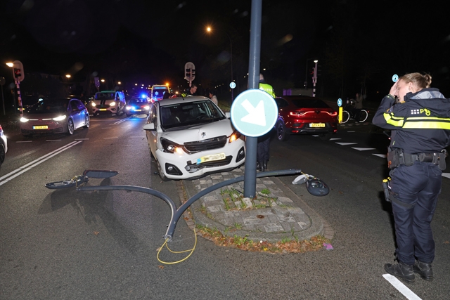 Auto botst tegen lantaarnpaal op Burgemeester van der Klokkenlaan in Waalwijk