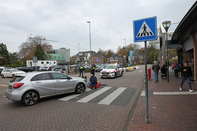 Vrouw aangereden op zebrapad bij Action in Waalwijk