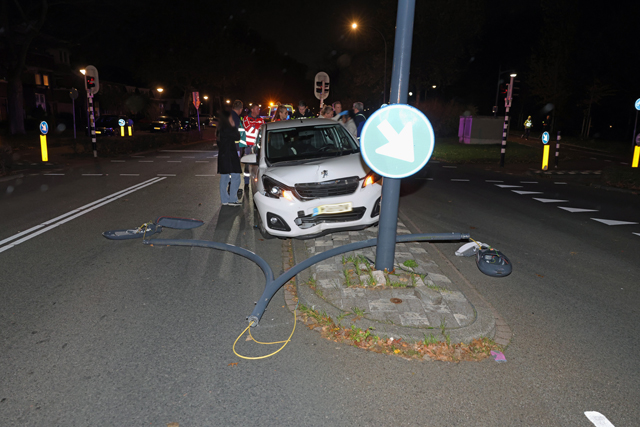 Auto botst tegen lantaarnpaal op Burgemeester van der Klokkenlaan in Waalwijk