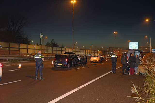 Drie auto’s op elkaar op A59 Waalwijk: twee gewonden en forse file