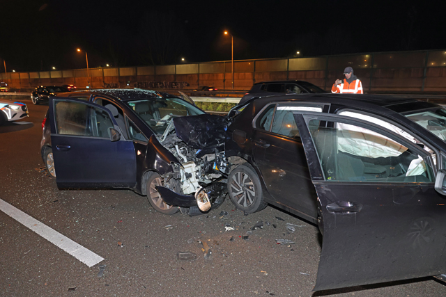 Drie auto’s op elkaar op A59 Waalwijk: twee gewonden en forse file