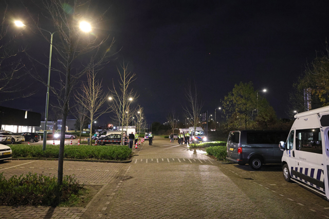 Grote politiecontrole op parkeerterrein van Piet Klerkx Waalwijk