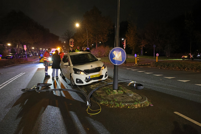 Auto botst tegen lantaarnpaal op Burgemeester van der Klokkenlaan in Waalwijk