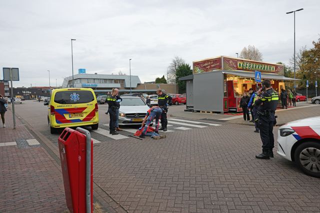 Vrouw aangereden op zebrapad bij Action in Waalwijk