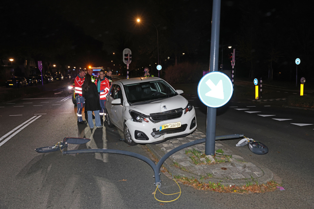 Auto botst tegen lantaarnpaal op Burgemeester van der Klokkenlaan in Waalwijk