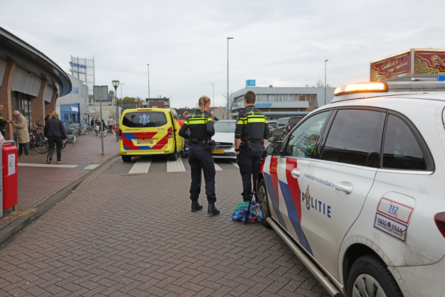Vrouw aangereden op zebrapad bij Action in Waalwijk