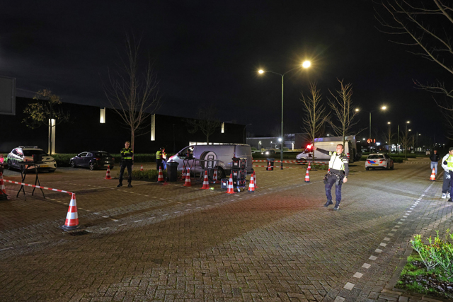 Grote politiecontrole op parkeerterrein van Piet Klerkx Waalwijk