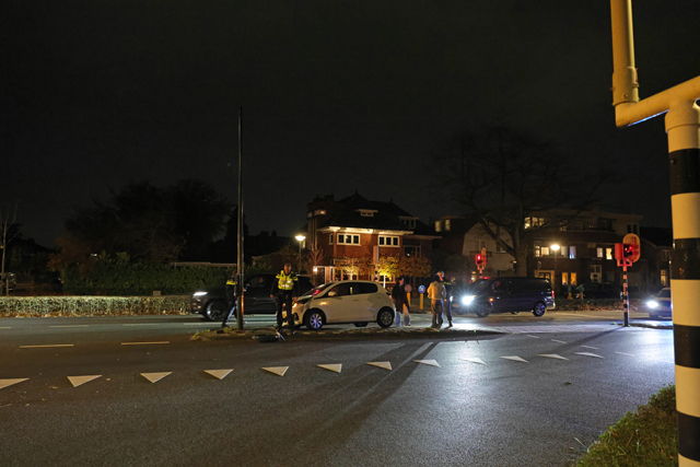 Auto botst tegen lantaarnpaal op Burgemeester van der Klokkenlaan in Waalwijk