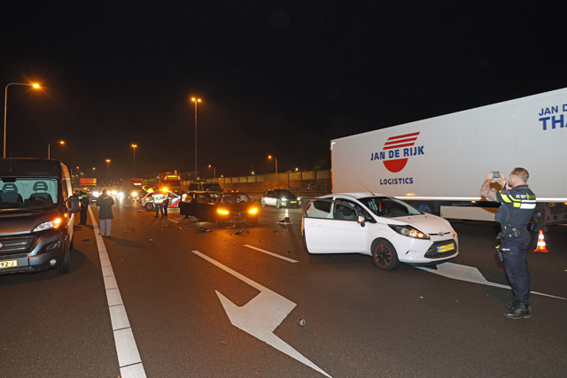 Drie auto’s op elkaar op A59 Waalwijk: twee gewonden en forse file