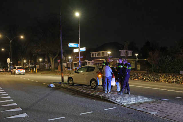 Auto botst tegen lantaarnpaal op Burgemeester van der Klokkenlaan in Waalwijk