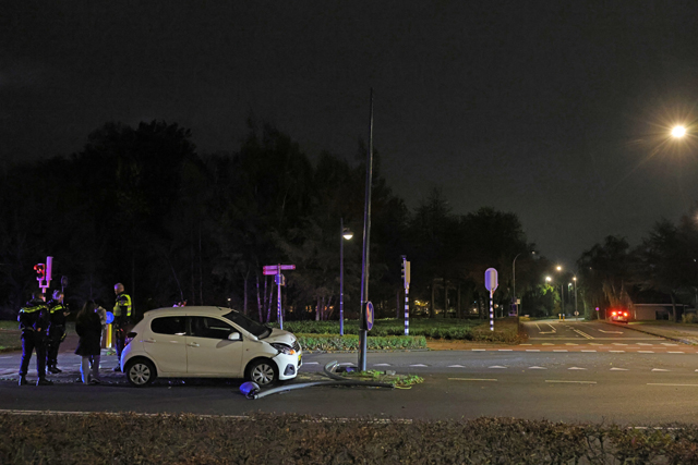 Auto botst tegen lantaarnpaal op Burgemeester van der Klokkenlaan in Waalwijk