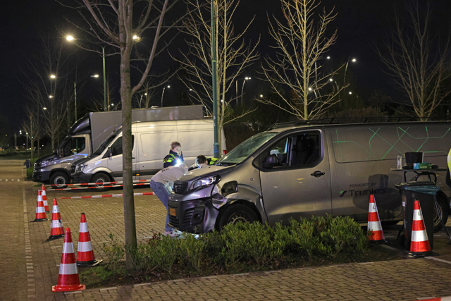 Grote politiecontrole op parkeerterrein van Piet Klerkx Waalwijk