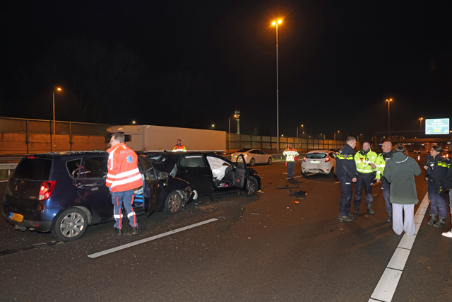 Drie auto’s op elkaar op A59 Waalwijk: twee gewonden en forse file