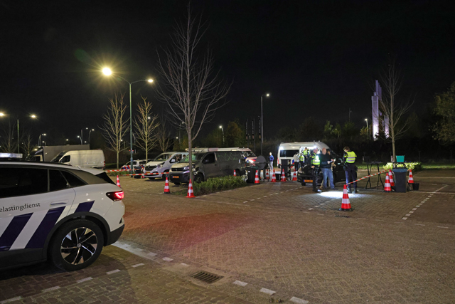 Grote politiecontrole op parkeerterrein van Piet Klerkx Waalwijk