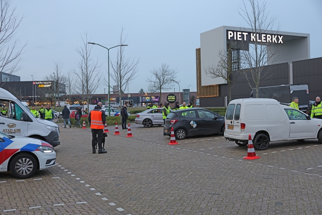 Grote verkeerscontrole bij Piet Klerkx in Waalwijk: meerdere voertuigen en goederen in beslag genomen