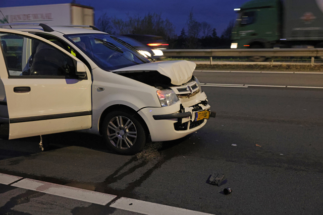 Bestuurster gewond bij kop-staartbotsing op de Midden-Brabantweg in Waalwijk