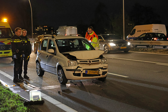 Bestuurster gewond bij kop-staartbotsing op de Midden-Brabantweg in Waalwijk