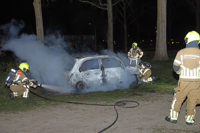 Auto volledig uitgebrand in Waalwijk op kerstochtend: politie vermoedt brandstichting