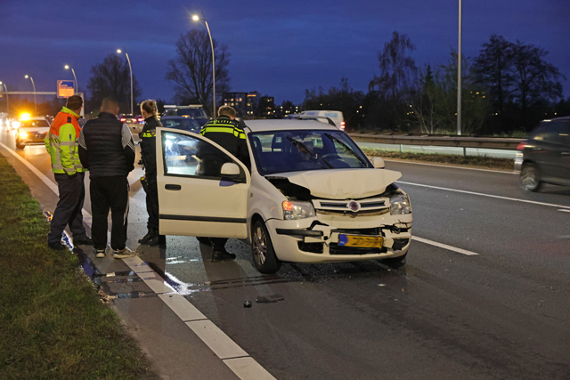 Bestuurster gewond bij kop-staartbotsing op de Midden-Brabantweg in Waalwijk