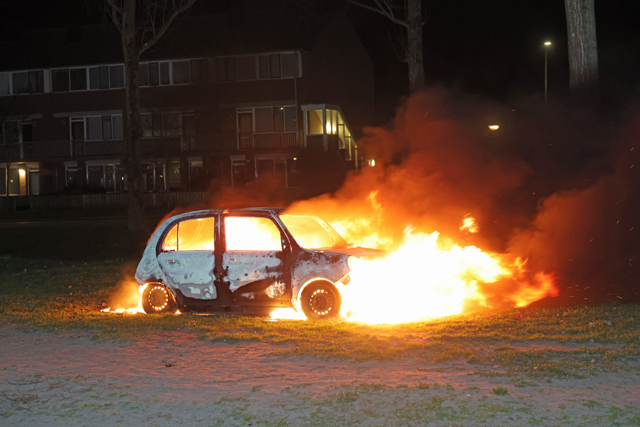 Auto volledig uitgebrand in Waalwijk op kerstochtend: politie vermoedt brandstichting