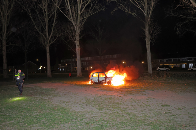 Auto volledig uitgebrand in Waalwijk op kerstochtend: politie vermoedt brandstichting