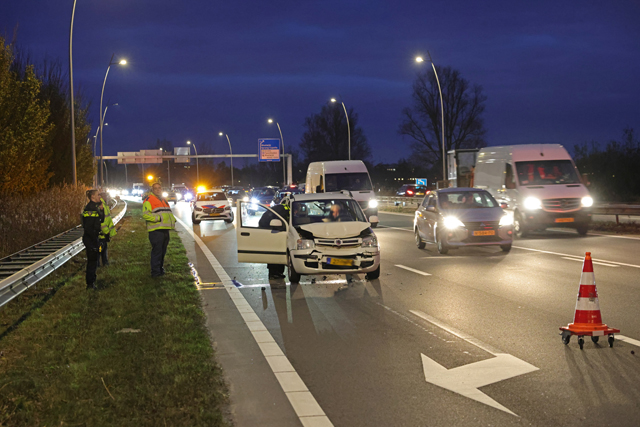 Bestuurster gewond bij kop-staartbotsing op de Midden-Brabantweg in Waalwijk
