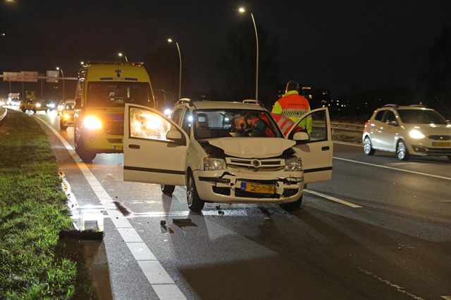 Bestuurster gewond bij kop-staartbotsing op de Midden-Brabantweg in Waalwijk