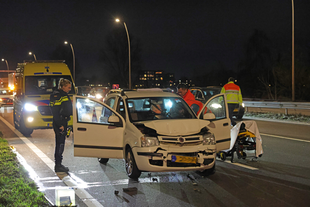 Bestuurster gewond bij kop-staartbotsing op de Midden-Brabantweg in Waalwijk