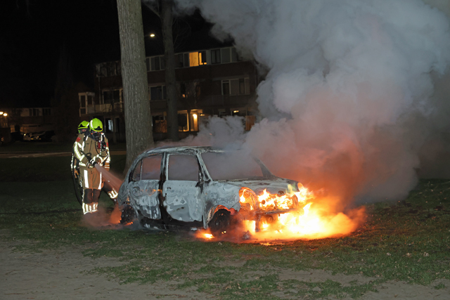 Auto volledig uitgebrand in Waalwijk op kerstochtend: politie vermoedt brandstichting