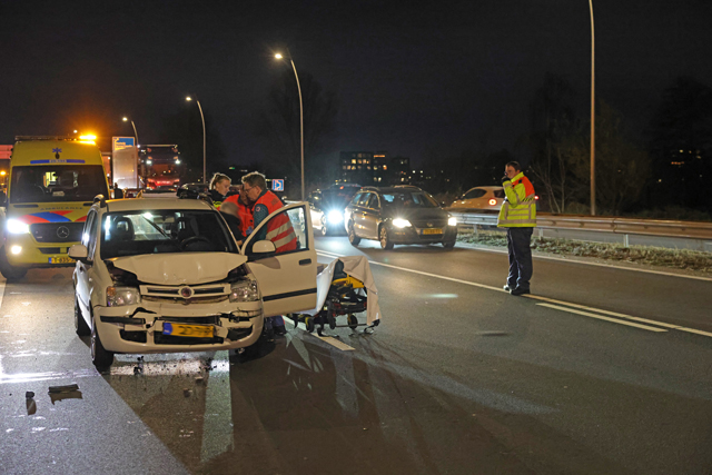Bestuurster gewond bij kop-staartbotsing op de Midden-Brabantweg in Waalwijk