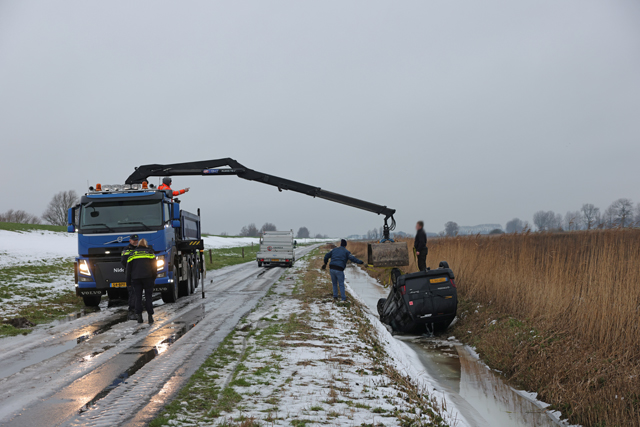 Auto op zijn kop in de sloot door spekgladde Zomerdijk Waalwijk
