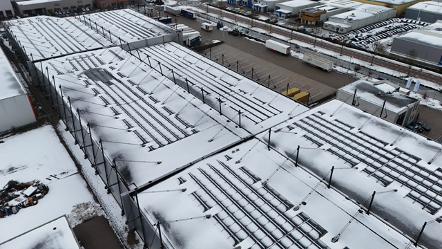 Dak van bedrijfshal Willems Logistics in Waalwijk ingestort door zware sneeuwlast
