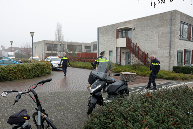 Scooterrijder lichtgewond na botsing met auto in Burgemeester van Prooijenstraat
