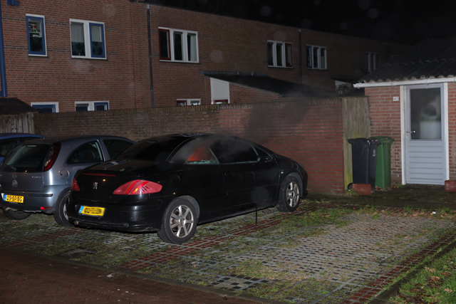 Brandstichting aan de Erve: ruit ingeslagen en auto van binnenuit verwoest