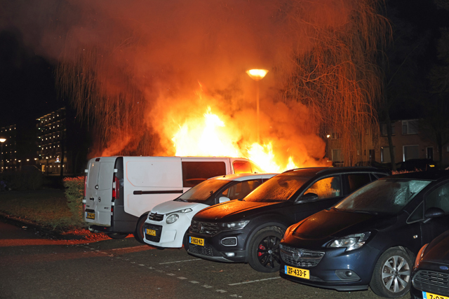Buurt opgeschrikt door harde knal: bestelbus brandt volledig uit in Esdoornstraat