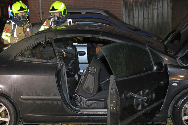 Brandstichting aan de Erve: ruit ingeslagen en auto van binnenuit verwoest