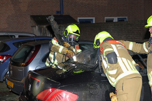 Brandstichting aan de Erve: ruit ingeslagen en auto van binnenuit verwoest