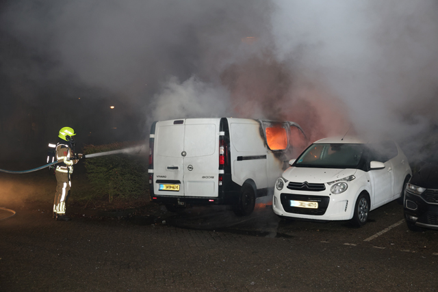 Buurt opgeschrikt door harde knal: bestelbus brandt volledig uit in Esdoornstraat