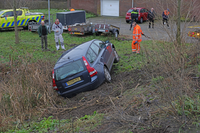 Auto gelanceerd over zandbult na rammen verkeersbord bij Waalwijk-Oost