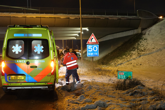 Auto belandt in sloot langs A59 Waalwijk na slip op sneeuwresten