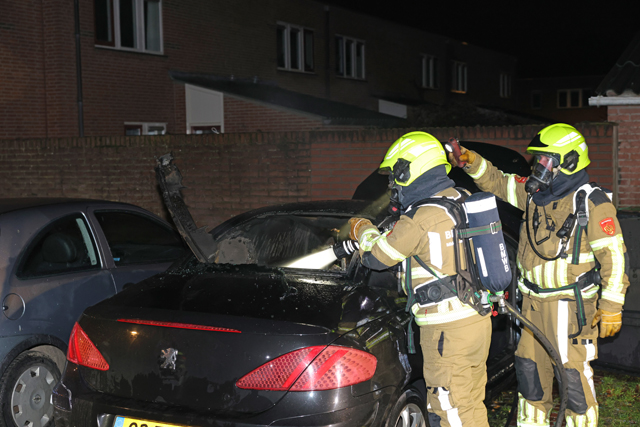 Brandstichting aan de Erve: ruit ingeslagen en auto van binnenuit verwoest