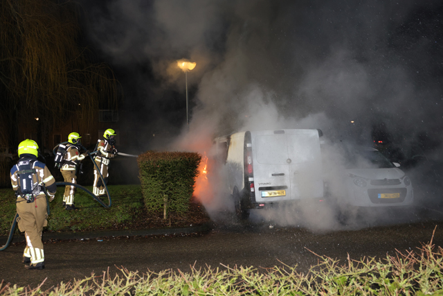 Buurt opgeschrikt door harde knal: bestelbus brandt volledig uit in Esdoornstraat
